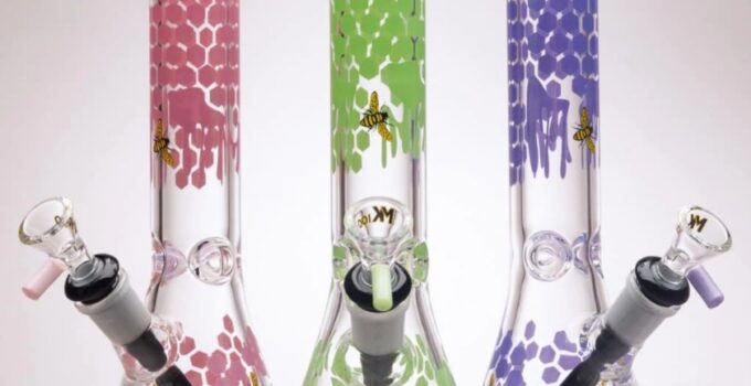 4 Tips for Choosing Between Glass and Acrylic Bongs