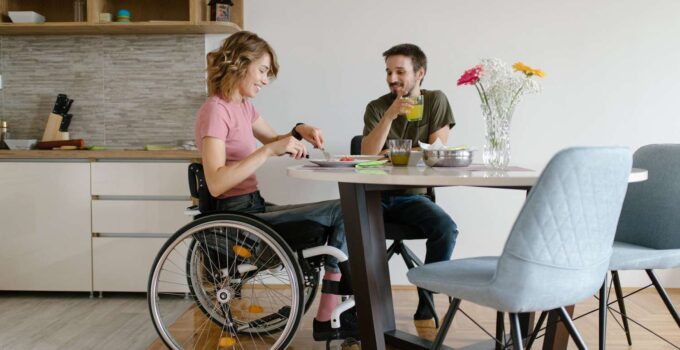 Wheelchair-Friendly Dining Tables ─ How to Pick One
